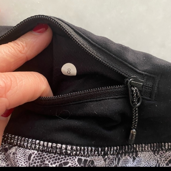 LULULEMON Speed shorts black floral design - Picture 2 of 3